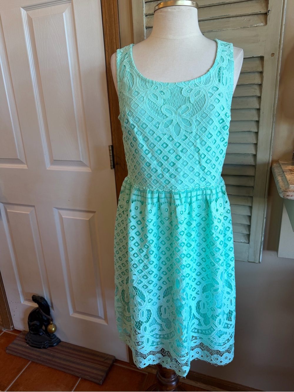 Elle Mint Green Sleeveless Lace Midi Dress pit to pit 17 inches. Beautiful 🧚🏻